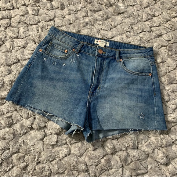 H & M x Coachella Women’s Denim Jean Cutoff Shorts - Picture 3 of 10